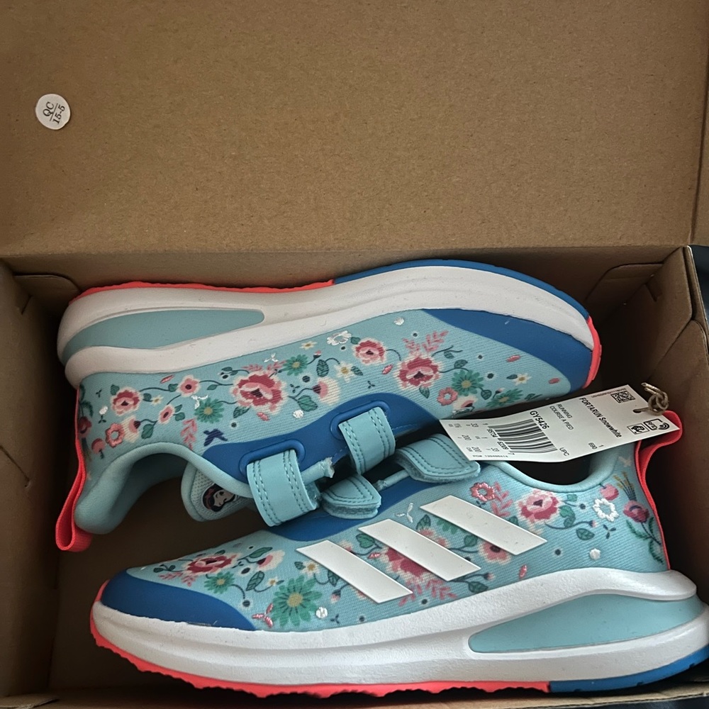 NWT Adidas Snow White girls gym shoes